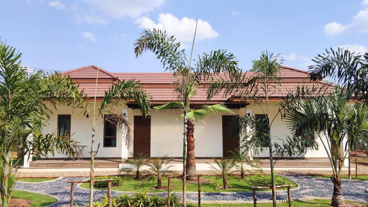 Isan Golf & Adventure Hotel Udon Thani Buitenkant foto