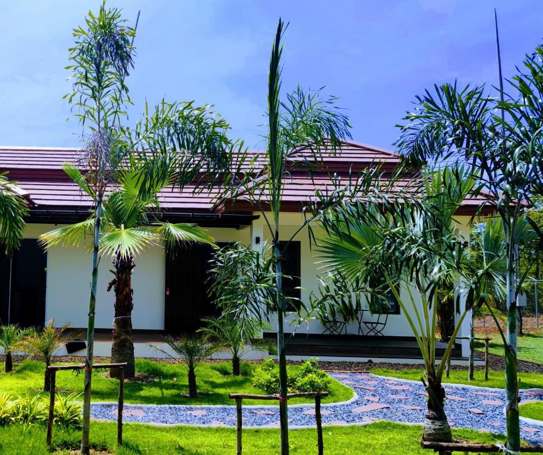 Isan Golf & Adventure Hotel Udon Thani Buitenkant foto