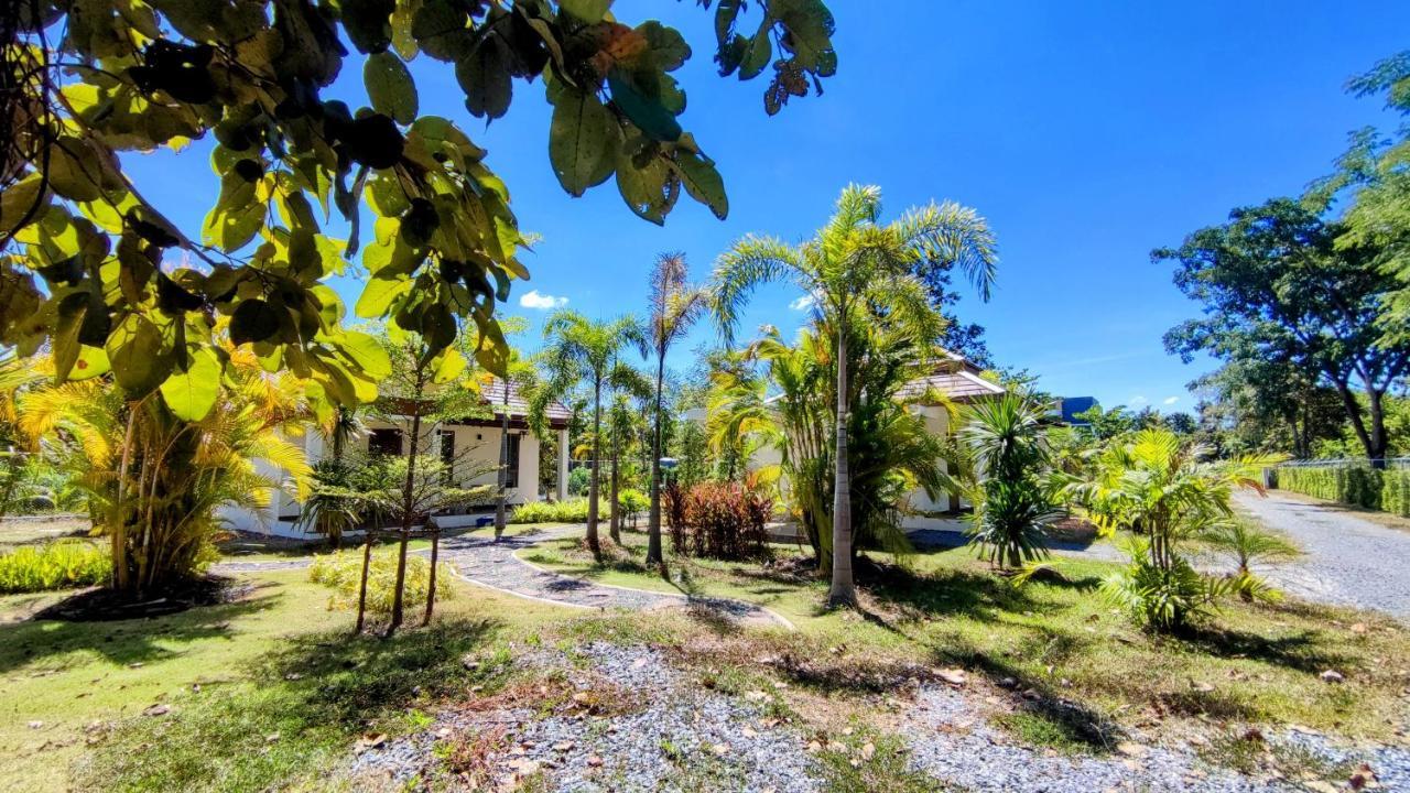 Isan Golf & Adventure Hotel Udon Thani Buitenkant foto