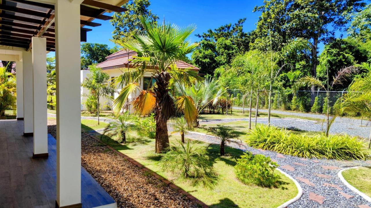 Isan Golf & Adventure Hotel Udon Thani Buitenkant foto