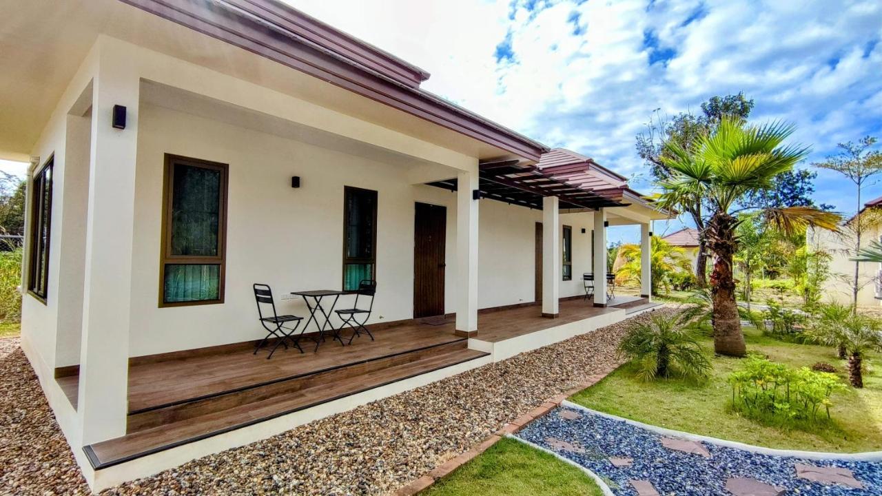 Isan Golf & Adventure Hotel Udon Thani Buitenkant foto